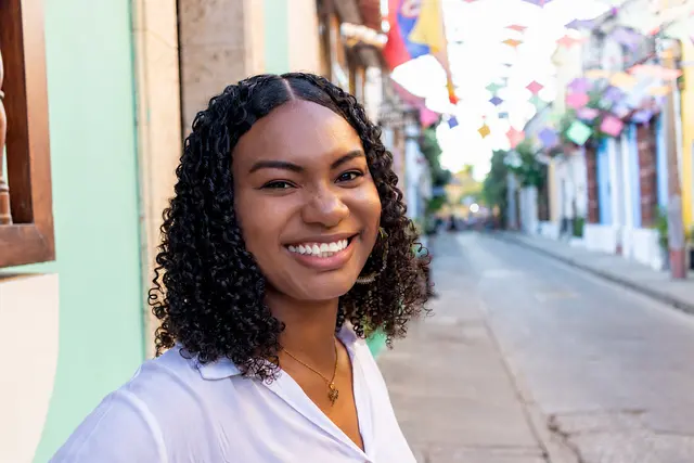 Retrato sonriente en una calle con banderines