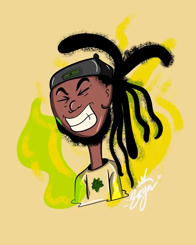 Chico con dreadlocks y gorra, sonriendo, sobre fondo amarillo